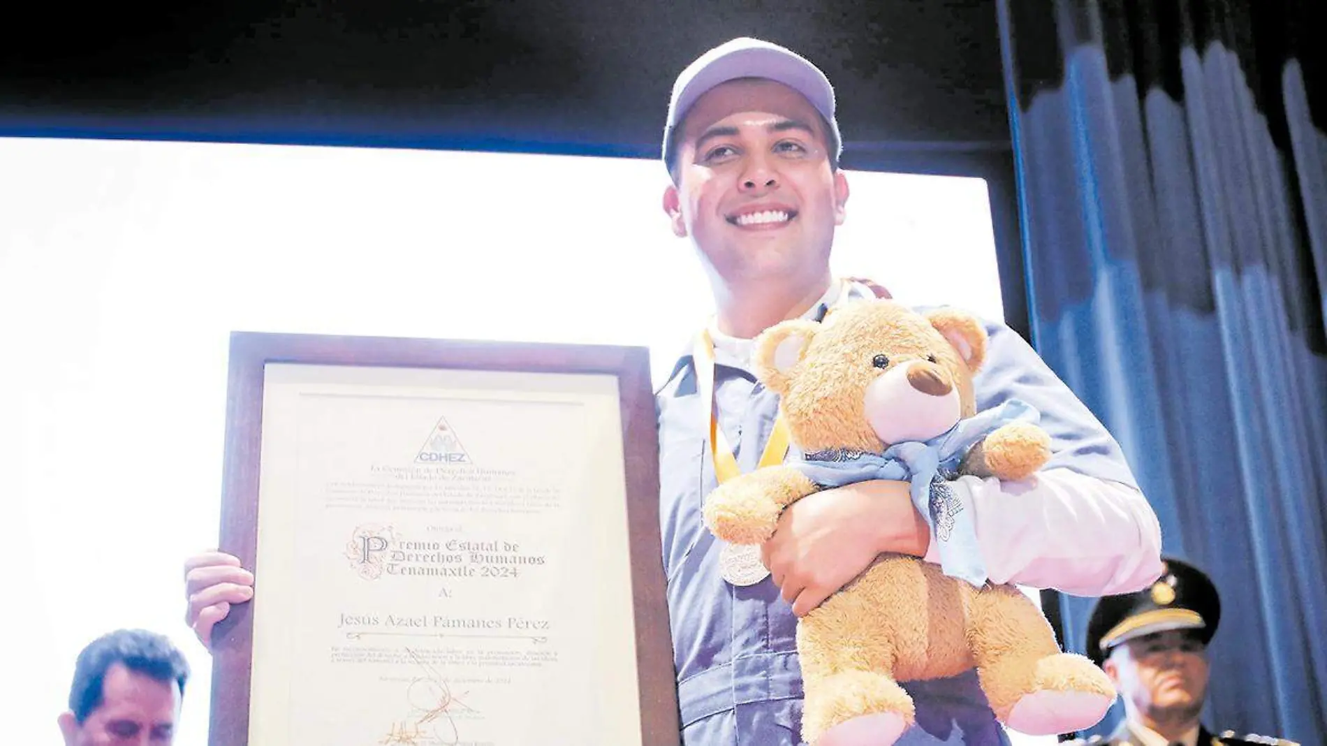 Azael Pámanes recibe premio Tenemaxtle